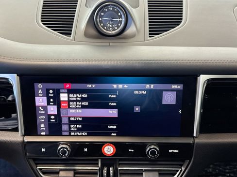 Certified 2022 Porsche Macan image 16