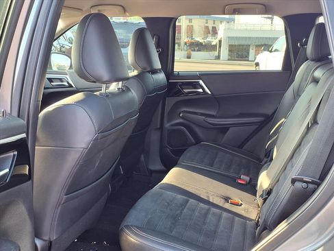 Used 2022 Mitsubishi Outlander SE image 23