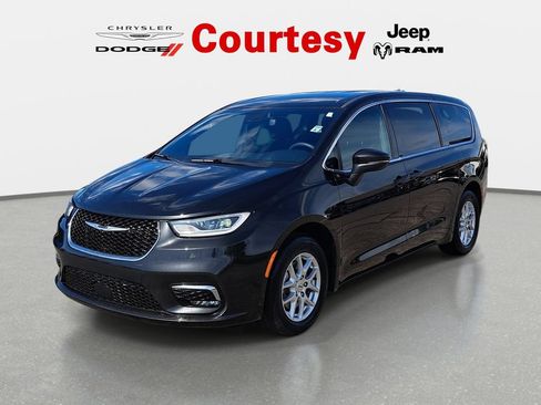 Used 2023 Chrysler Pacifica Touring FWD image 9