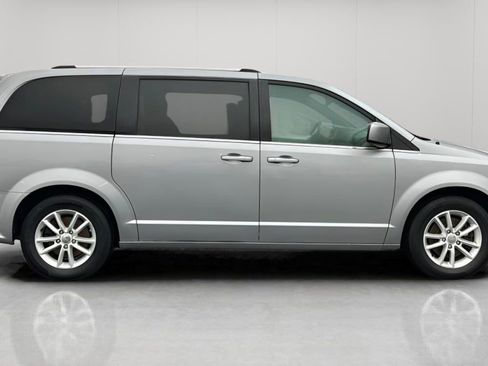 Used 2019 Dodge Grand Caravan SXT image 4