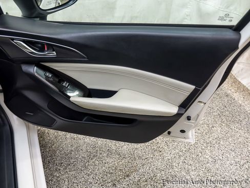 Used 2018 MAZDA MAZDA3 Grand Touring image 25