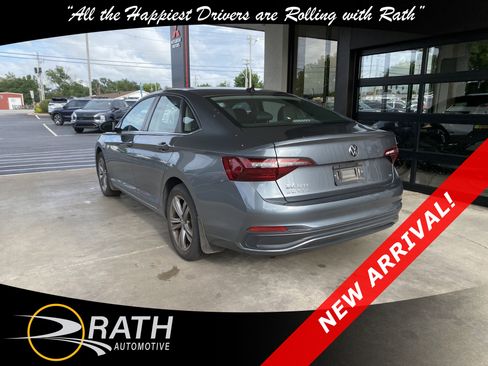 Used 2022 Volkswagen Jetta SE FWD image 9