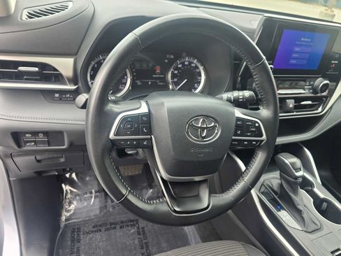 Used 2023 Toyota Highlander LE FWD image 26