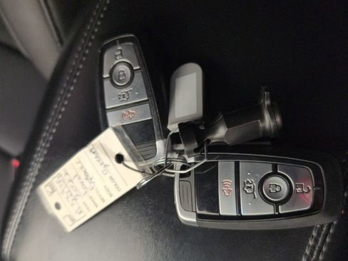 Used 2022 Ford Explorer XLT image 34