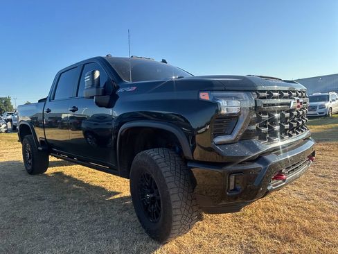Used 2025 Chevrolet Silverado 2500 ZR2 w/ Technology Package AWD/4WD image 3