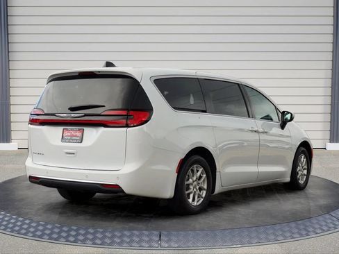 Used 2023 Chrysler Pacifica Touring-L FWD image 7