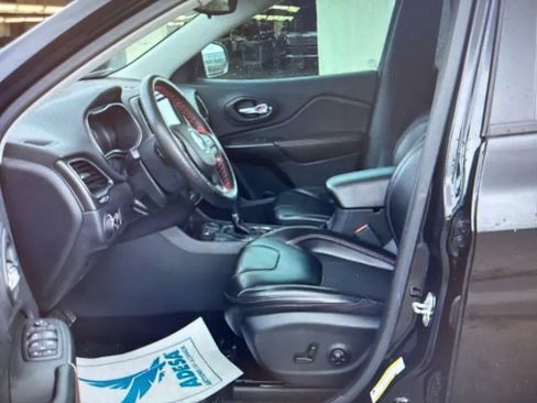 Used 2019 Jeep Cherokee Trailhawk image 7
