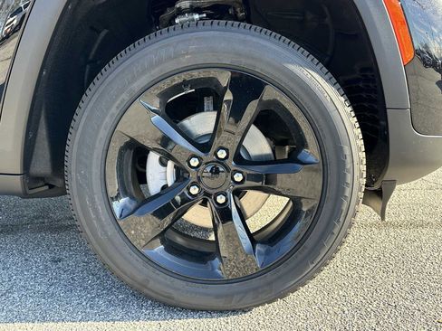 New 2025 Jeep Grand Cherokee Altitude image 12