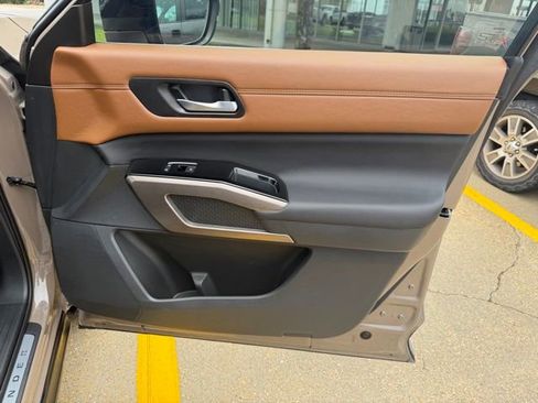Used 2025 Nissan Pathfinder Platinum FWD image 39