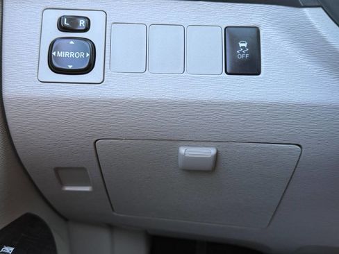 Used 2015 Toyota Venza LE image 37