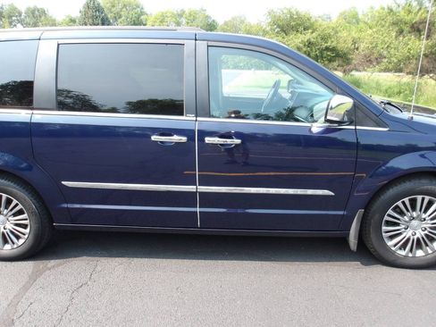 Used 2014 Chrysler Town & Country Touring-L w/ Driver Convenience Group FWD image 34