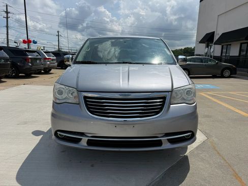 Used 2013 Chrysler Town & Country Limited w/ Luxury Group FWD image 2