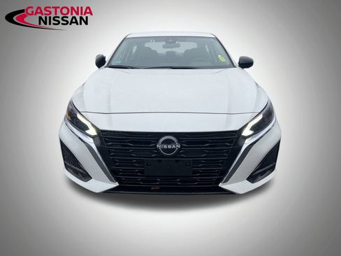 Used 2024 Nissan Altima 2.5 SV image 3