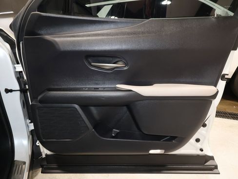 Used 2022 Lexus UX 200 w/ Premium Package image 18