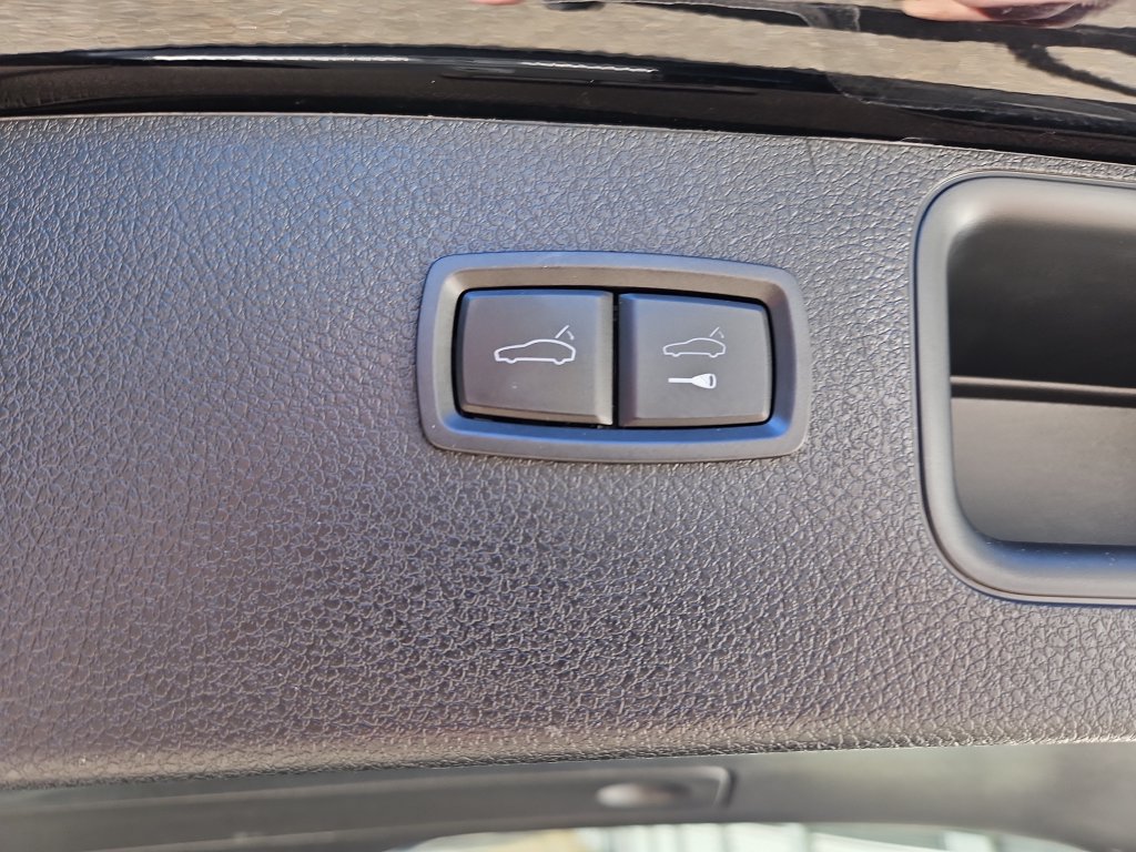 Certified 2024 Porsche Macan S AWD/4WD image 26