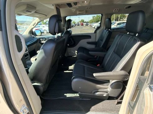 Used 2014 Chrysler Town & Country Touring-L w/ Driver Convenience Group FWD image 20