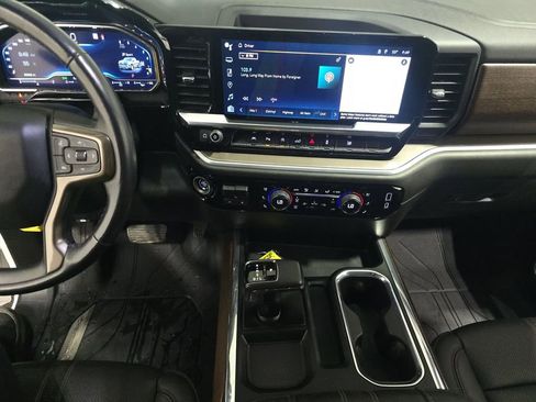 Used 2022 Chevrolet Silverado 1500 High Country w/ High Country Premium Package AWD/4WD image 3