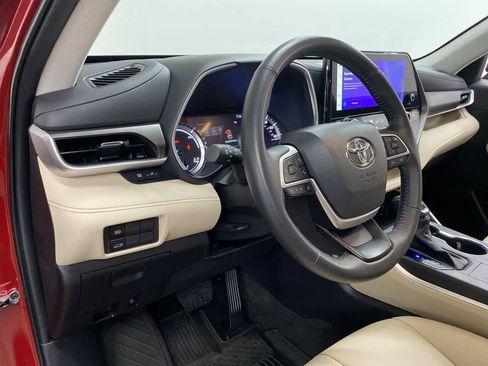 Used 2023 Toyota Highlander XLE image 2