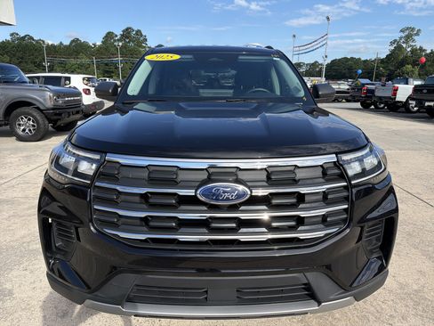Used 2025 Ford Explorer Active AWD/4WD image 3