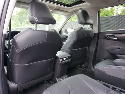 Used 2023 Toyota Highlander Limited FWD image 15