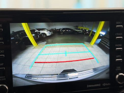 Used 2020 Toyota Highlander XLE AWD/4WD image 30
