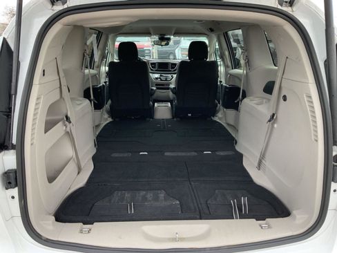 Used 2023 Chrysler Voyager LX image 12