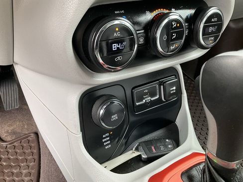 Used 2016 Jeep Renegade Latitude w/ Popular Equipment Group AWD/4WD image 32