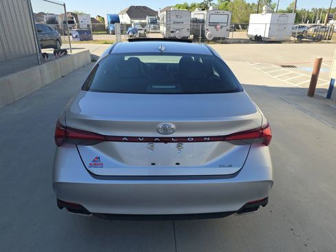 Used 2019 Toyota Avalon XLE w/ Moonroof Package FWD image 14