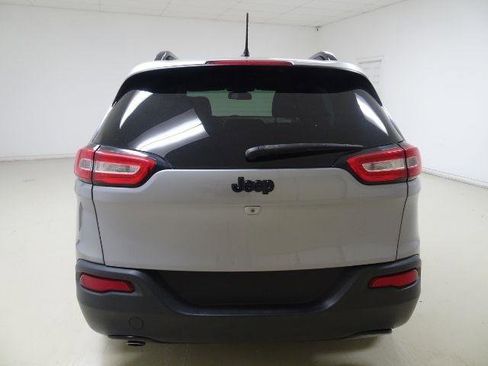 Used 2018 Jeep Cherokee Latitude w/ Altitude Package image 5