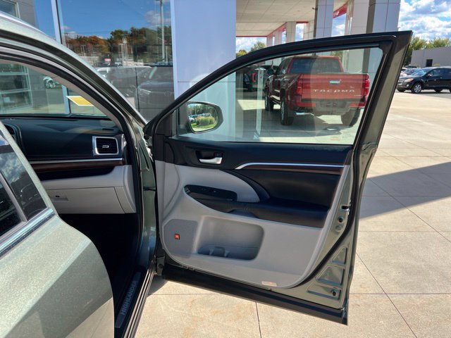 Used 2016 Toyota Highlander Limited AWD/4WD image 38