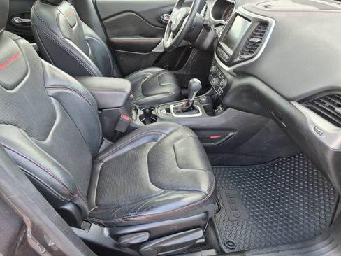 Used 2017 Jeep Cherokee Trailhawk AWD/4WD image 23