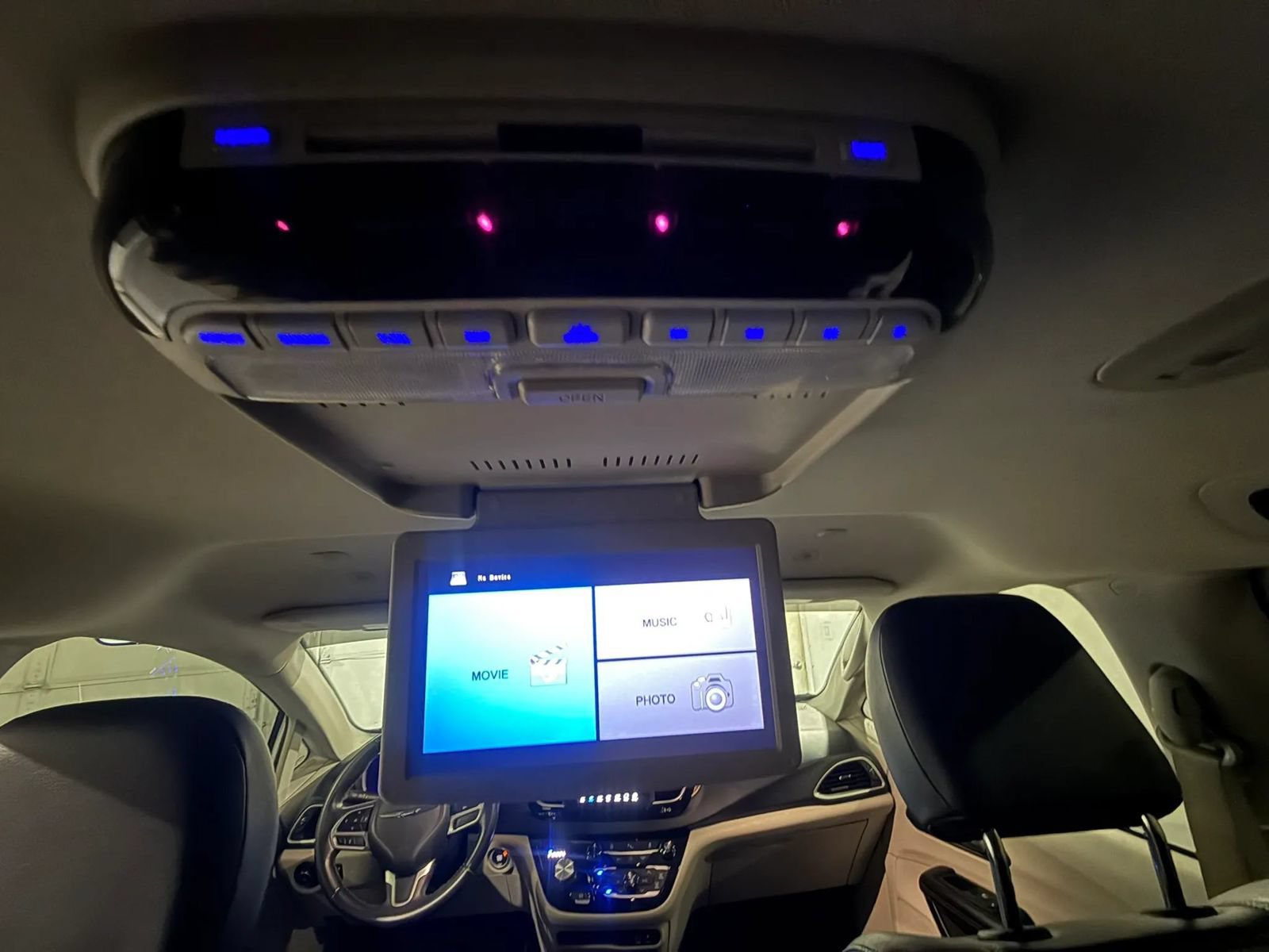 Used 2018 Chrysler Pacifica Touring-L FWD image 42