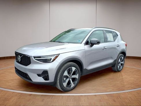 Certified 2026 Volvo XC40 B5 Plus AWD/4WD image 3