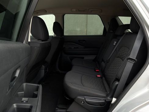 Used 2025 Nissan Pathfinder SV image 12