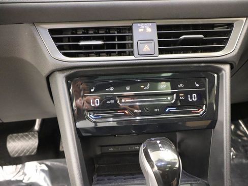 Certified 2025 Volkswagen Taos SE FWD image 12