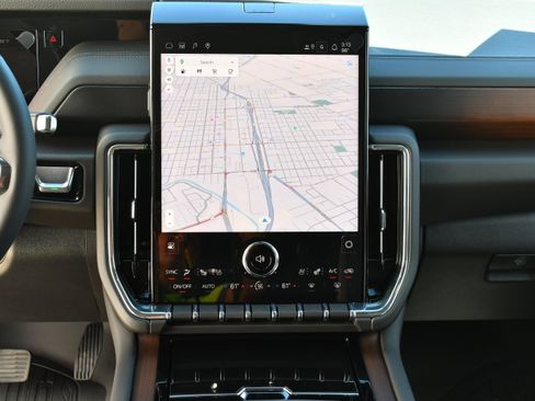 Used 2026 GMC Yukon Denali w/ Advanced Technology Package AWD/4WD image 9