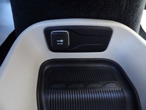 Used 2024 Chrysler Pacifica Touring-L FWD image 30