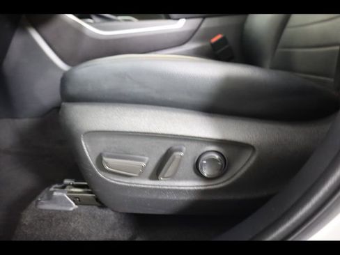 Used 2022 Toyota Highlander XLE AWD/4WD image 19