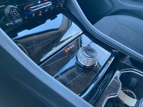 Used 2023 Jeep Grand Cherokee L Laredo image 25