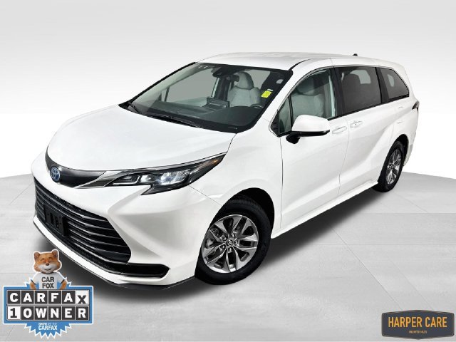 Used 2025 Toyota Sienna LE FWD image 1
