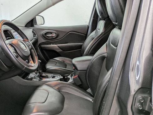 Used 2019 Jeep Cherokee Latitude Plus w/ Cold Weather Group AWD/4WD image 3
