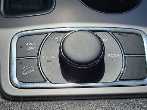 Used 2022 Jeep Grand Cherokee Laredo X AWD/4WD image 30
