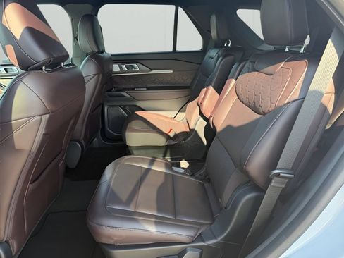 Used 2025 Ford Explorer Platinum w/ LUX Leather Package AWD/4WD image 12