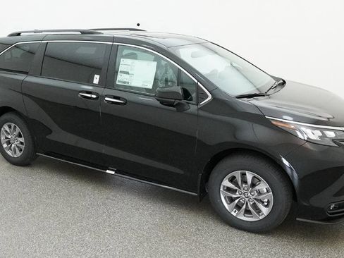 New 2026 Toyota Sienna XLE FWD image 3