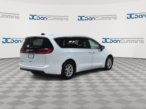 Used 2024 Chrysler Pacifica Touring-L FWD image 8