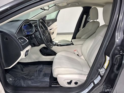 Used 2016 Chrysler 200 Limited w/ Convenience Group image 10