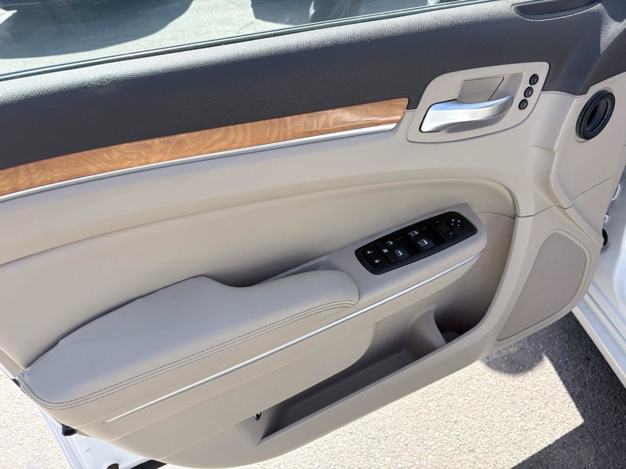 Used 2014 Chrysler 300 C w/ Harman/Kardon Audio Group RWD image 17