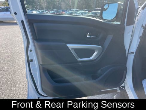 Used 2019 Nissan Titan SV w/ SV Convenience Package image 11