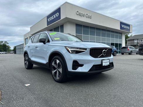 Used 2024 Volvo XC40 B5 Core w/ Protection Package Premier AWD/4WD image 2