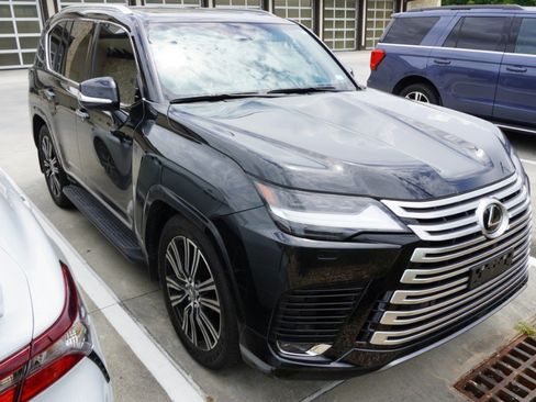 Used 2026 Lexus LX 600 4WD w/ Accessory Package (Z1) image 3